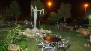 فضای سبز هتل گاردنیا در شب