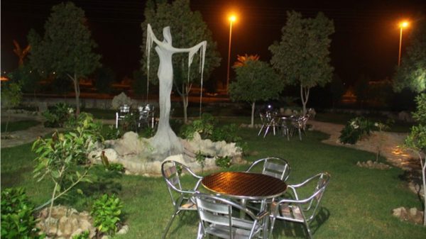 فضای سبز هتل گاردنیا در شب
